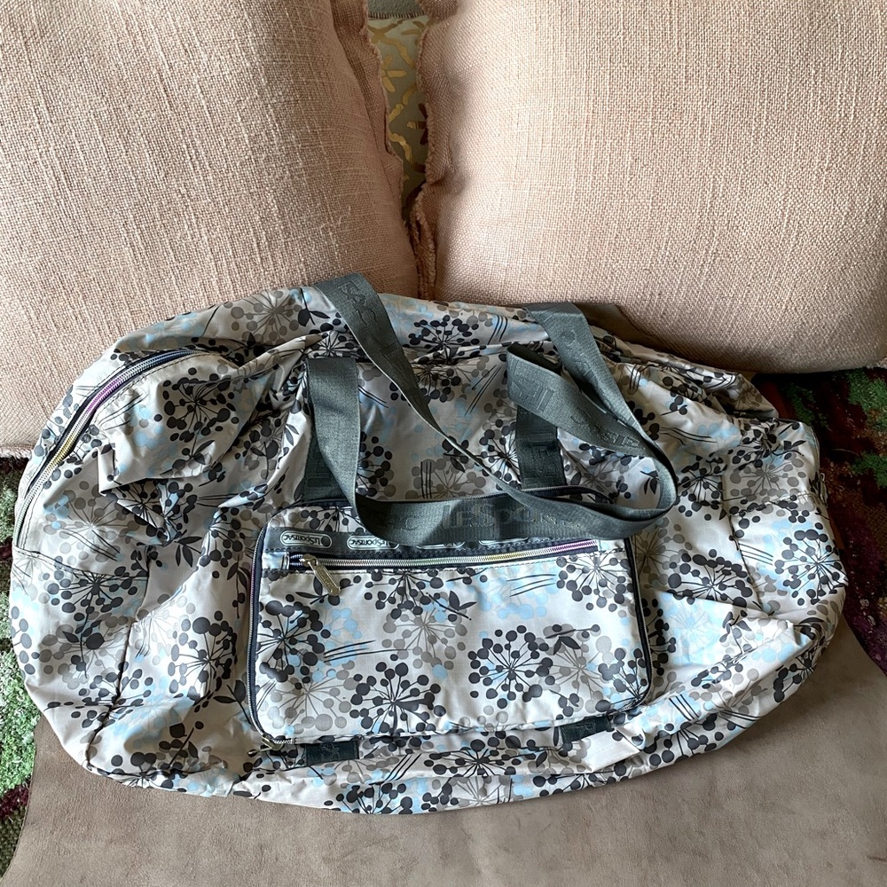 Large tote packs into it’s own pocket. Unused.